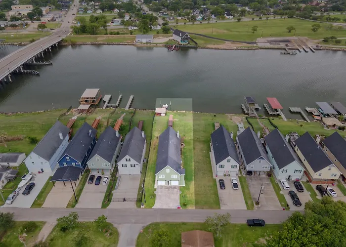 Luxury Waterfront Home Family And Pet Friendly Near Surfside Beach 11 Mins
